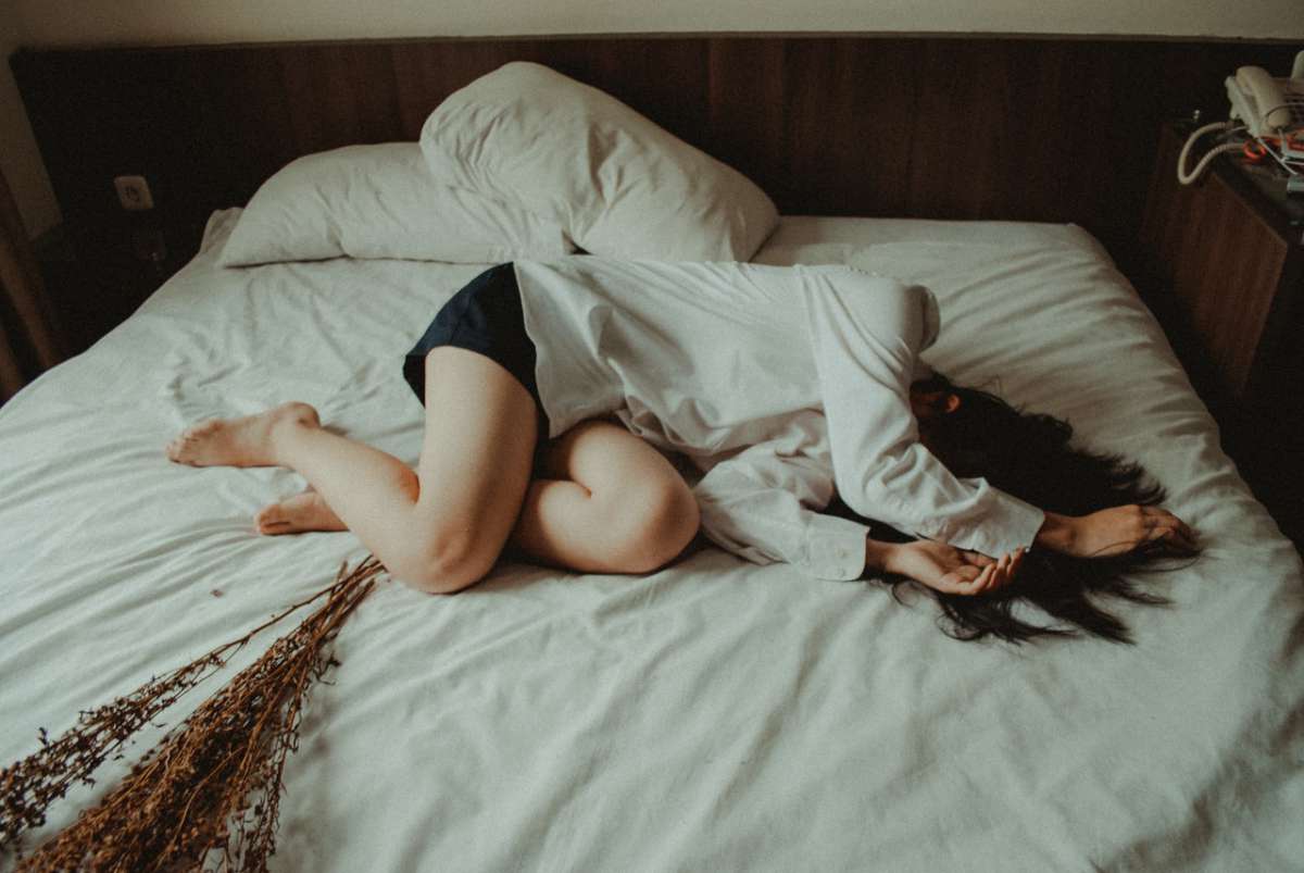 Dziewczyna na łóżku - zdjęcie partnera