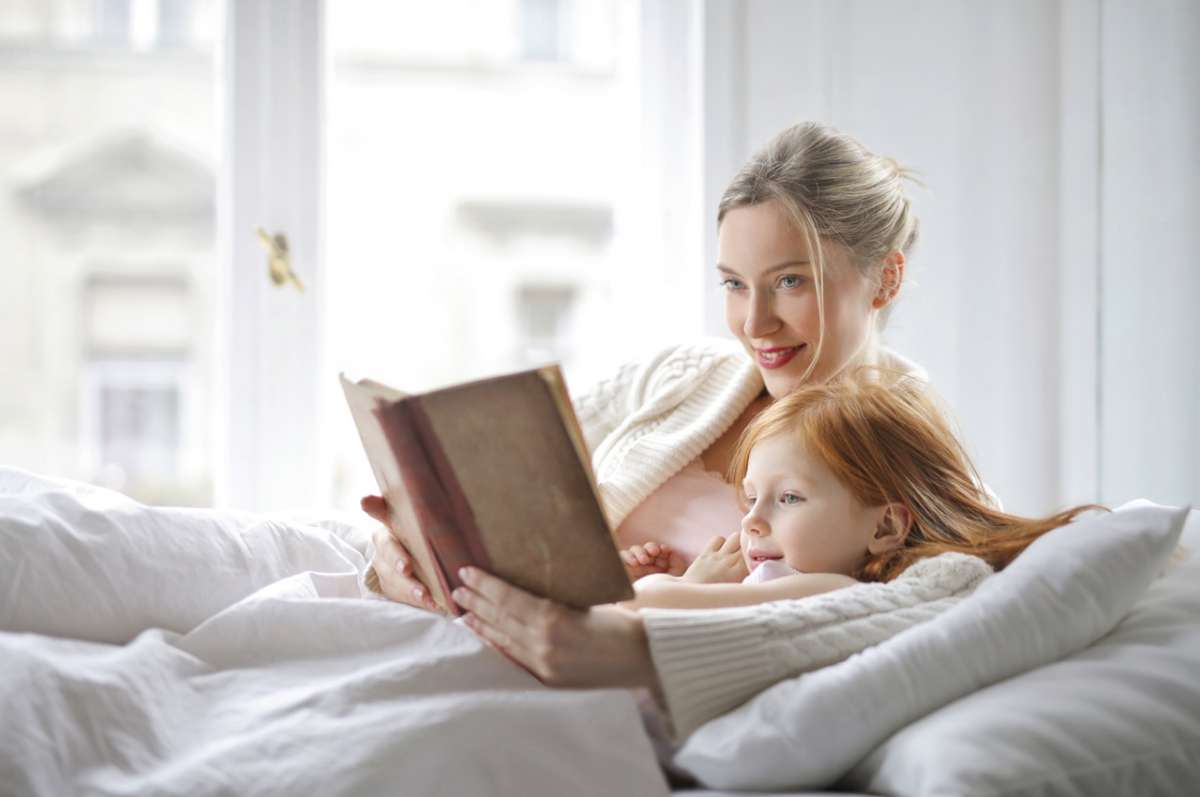 Kobieta czyta książkę - zdjęcie partnera