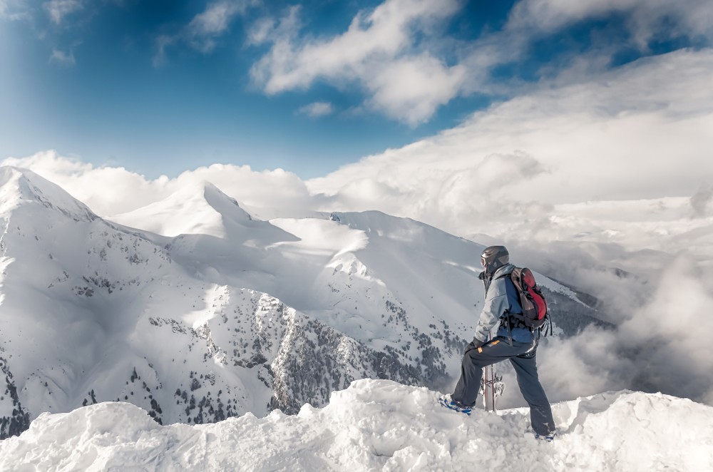 Góry zimą, człowiek na szczycie - zdjęcie partnera
